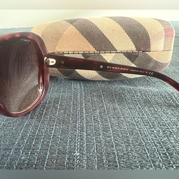 UNIQUE BURBERRY Red Leopard Sunglasses with Original Case! - Picture 3 of 4